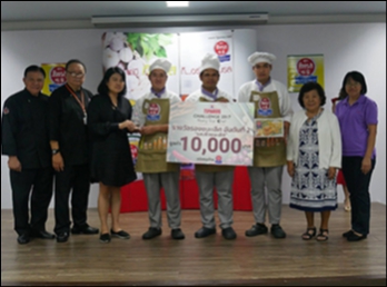 นักศึกษาสาขาอุตสาหกรรมอาหารและการบริการ
คว้ารางวัลจากการแข่งขันรอบชิงชนะเลิศ
รายการ “TIPAROS CHALLENGE 2017 RISING
STAR CHEF : Authentic Thai Recipes”