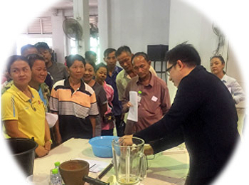 รองคณบดีฝ่ายวิจัยและบริการวิชาการ
คณะวิทยาศาสตร์และเทคโนโลยี
ลงพื้นที่ถ่ายทอดความรู้ให้กับกลุ่มเกษตรกรอินทรี
อำเภอ ตระการพืชผล จังหวัดอุบลราชธานี