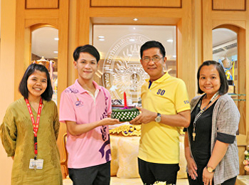 สาขาวิชาคหกรรมศาสตร์
คณะวิทยาศาสตร์และเทคโนโลยี
เข้ามอบกระทงให้กับอธิการบดีมหาวิทยาลัย