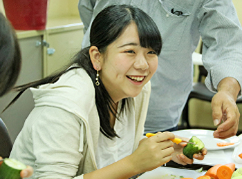 สาขาวิชาคหกรรมศาสตร์
อบรมการแกะสลักให้กับนักศึกษาชาวญี่ปุ่น
จากสถาบัน Vocational College of
Horticulture