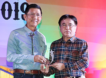 คณบดีคณะวิทยาศาสตร์ฯ
ขึ้นรับรางวัลคุณภาพระดับหน่วยงาน (SSRU
Quality Award)