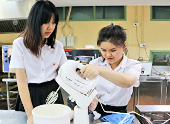 บริษัท กรุงไทยการไฟฟ้า จำกัด (SHARP)
อบรมสาธิตการใช้เครื่องใช้ไฟฟ้า
ให้กับนักศึกษาสาขาวิชาคหกรรมศาสตร์