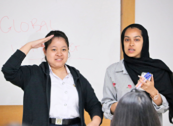 นักศึกษา จาก De Montfort University
ประเทศอังกฤษ
จัดการเรียนการสอนเป็นวันที่สอง
ในคาบวิชาภาษาอังกฤษสำหรับวิทยาศาสตร์