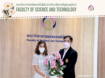 Faculty of Science and Technology give
the Bouquet to Sumitra Nuanmeesri for
promoted to Higher Academic Rank