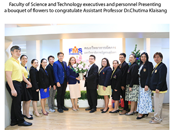 Faculty of Science and Technology
executives and personnel Presenting a
bouquet of flowers to congratulate
Assistant Professor Dr.Chutima Klaisang
