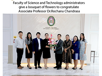 Faculty of Science and Technology
administrators give a bouquet of flowers
to congratulate Associate Professor
Dr.Rochana Chandrasa