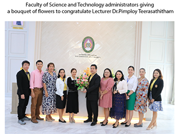 Faculty of Science and Technology
administrators giving a bouquet of
flowers to congratulate Lecturer
Dr.Pimploy Teerasathitham